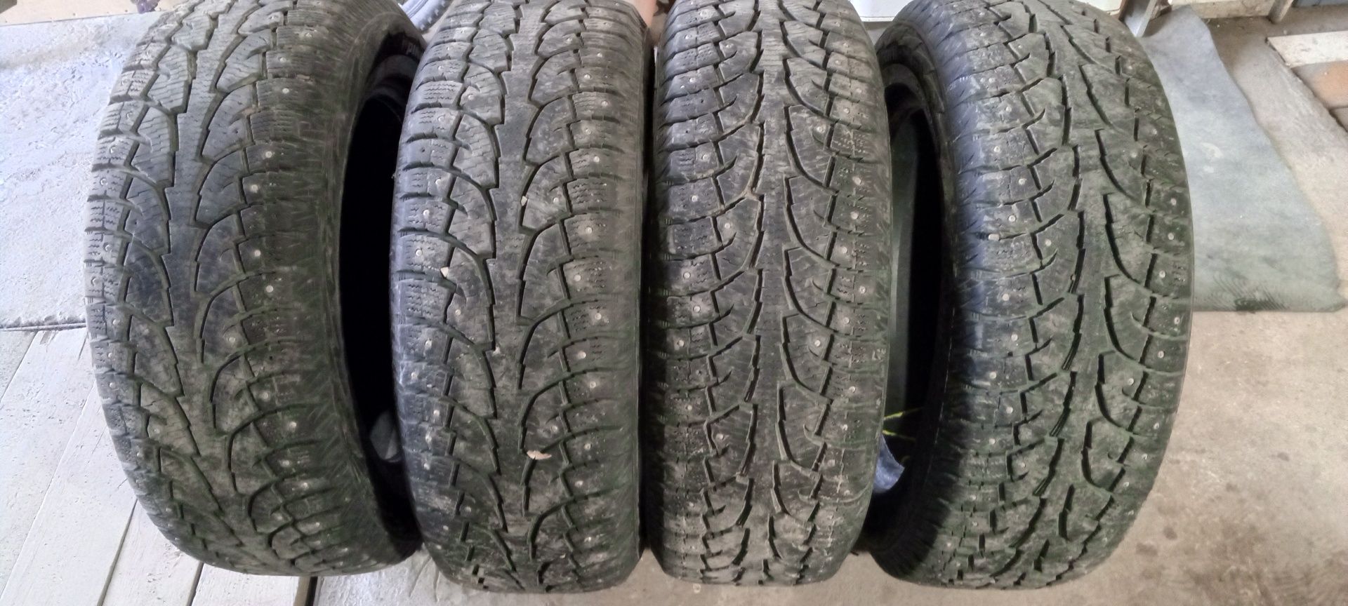 Дуже в хорошому стані зимова на шипах не вбиваема  гума   HANKOOK