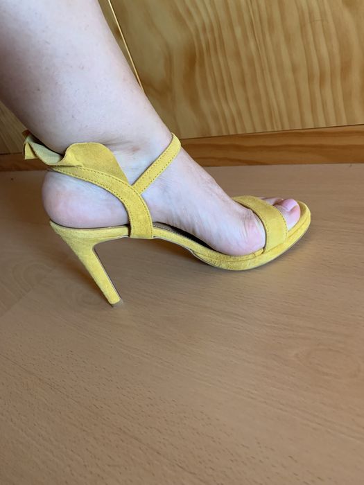 Sapato alto amarelo novo