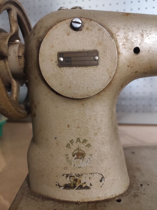Máquina de costura PFAFF antiga