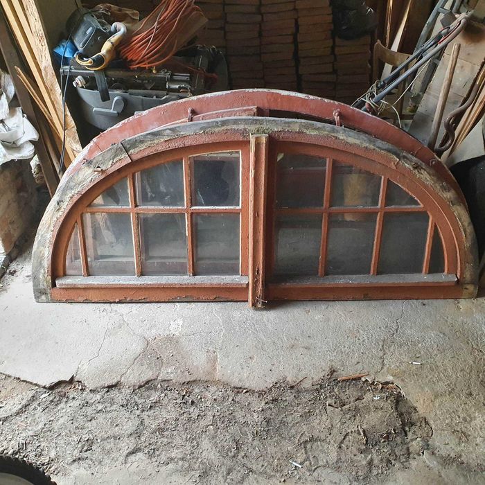Stare drewniane łukowe okna szprosy design loft
