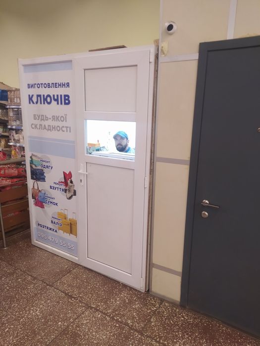 Продам дверь с окном конструкцию