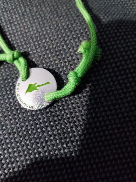 Pulseira de nós, verde, com mensagem “Por um mundo melhor”
