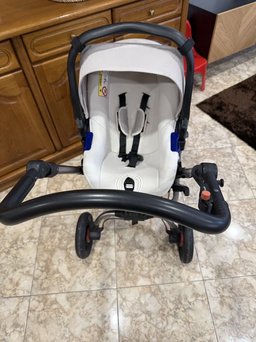 Conjunto carrinho de bebe com base isofix.