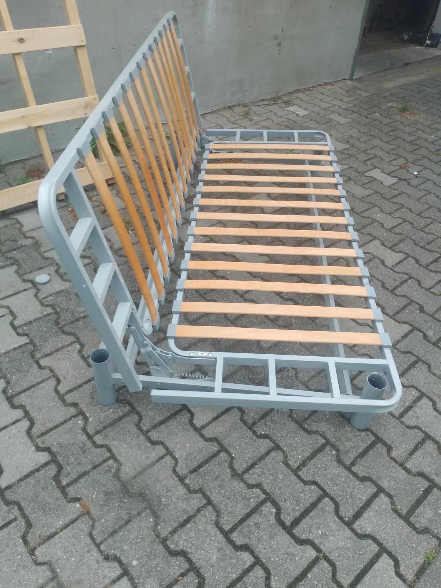Łóżko metalowe że schowkiem na pościel