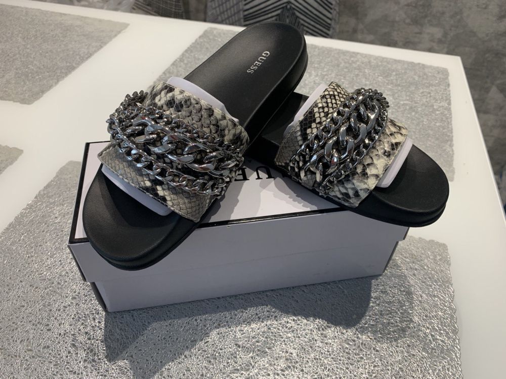 Шльопанці жіночі Guess