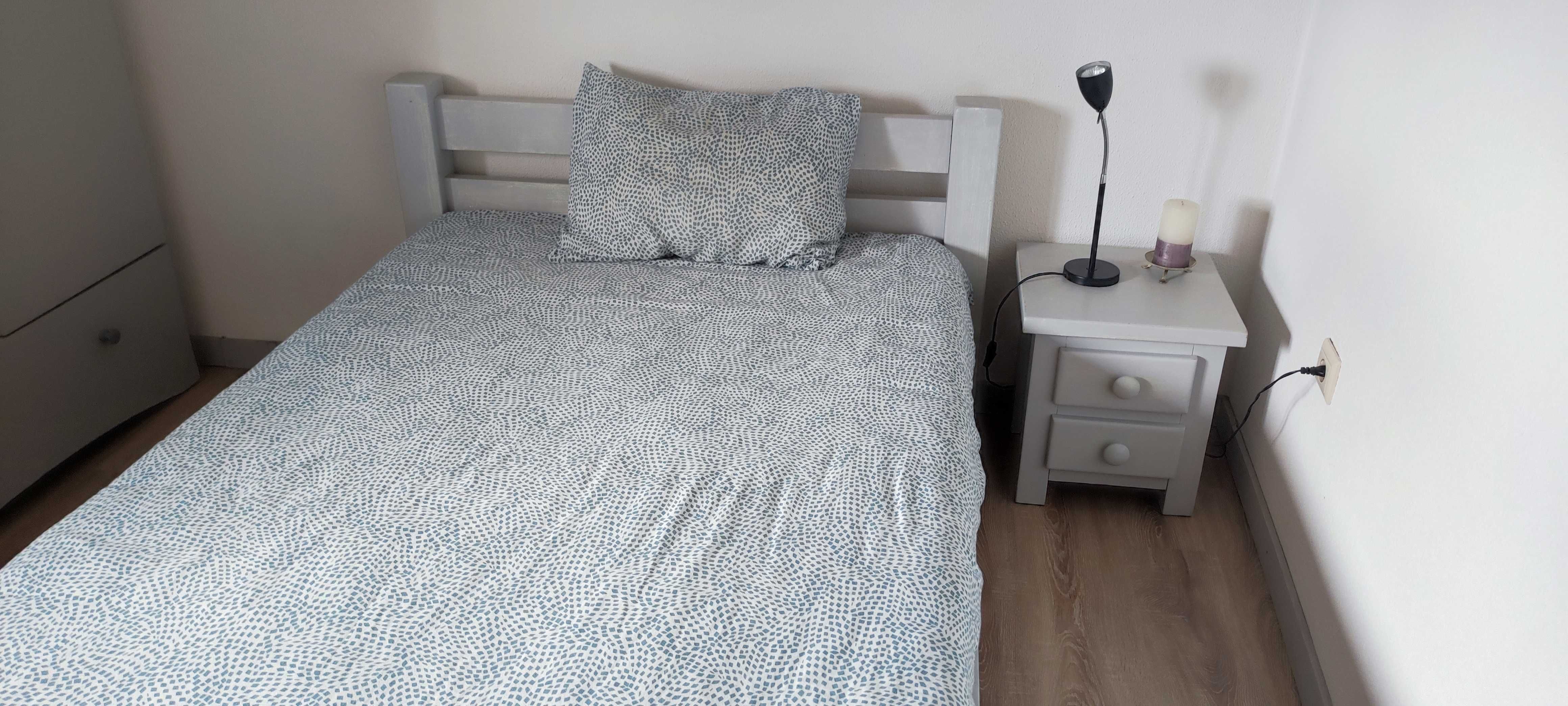 Cama corpo e meio com mesa de cabeceira