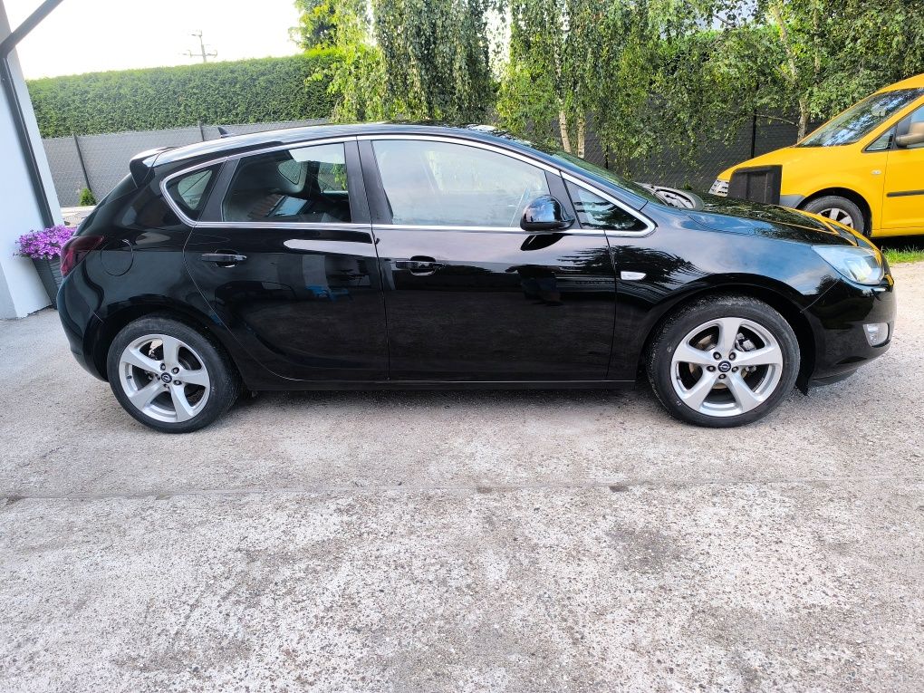 Opel Astra J 1.6benzyna Cosmo bi-xenon Led