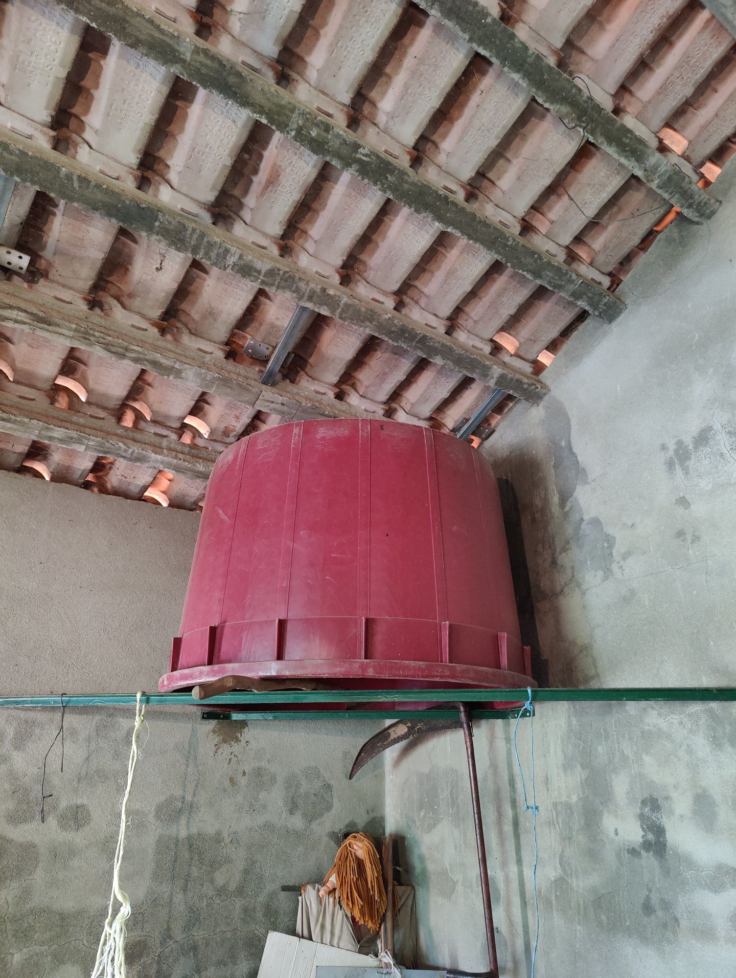 Recipiente para esmagar uvas com torneira