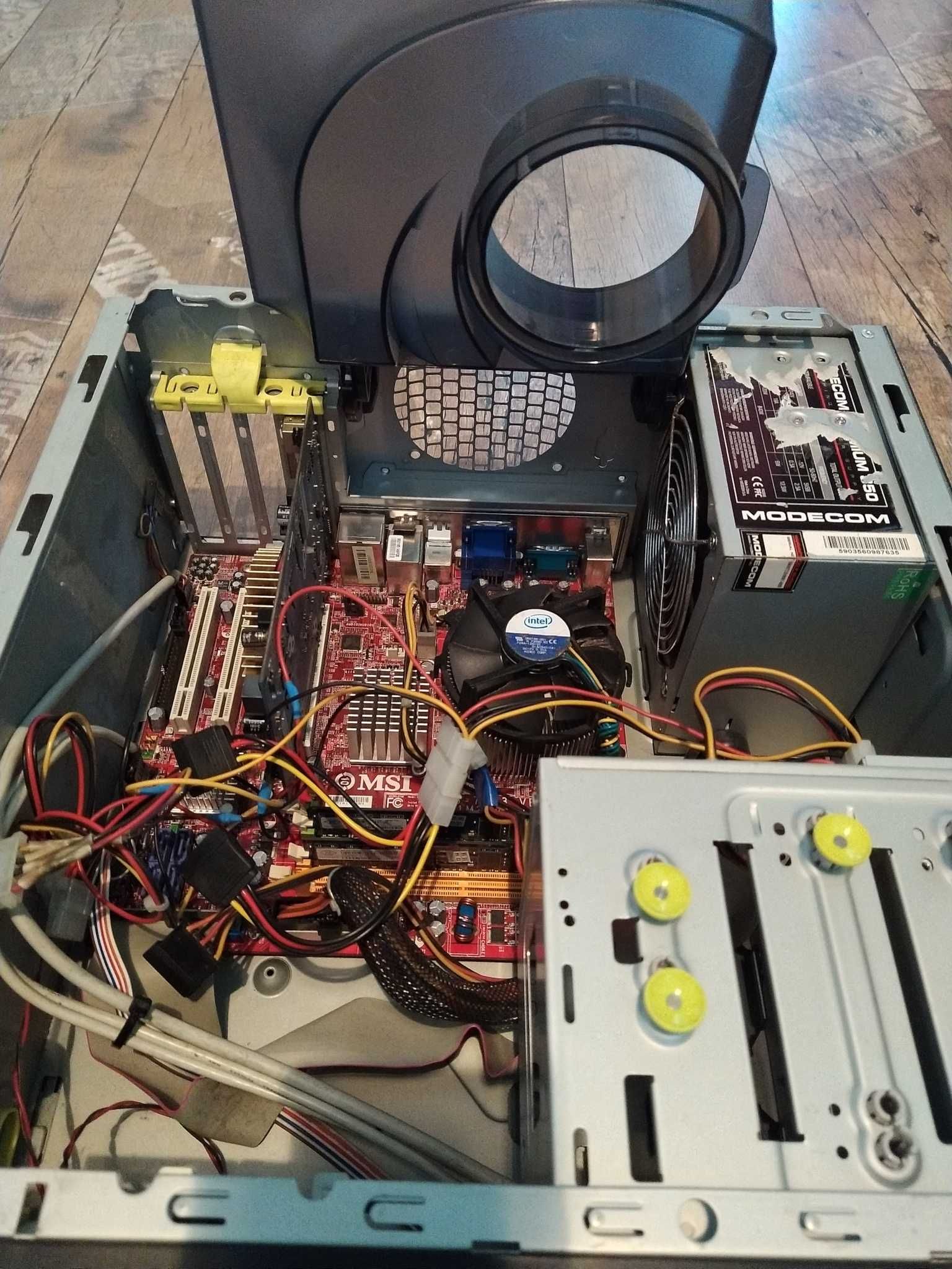 Komputer PC - Core 2 Duo E8400. 4GB RAM, GeForce 9400 GT (bez dysku)