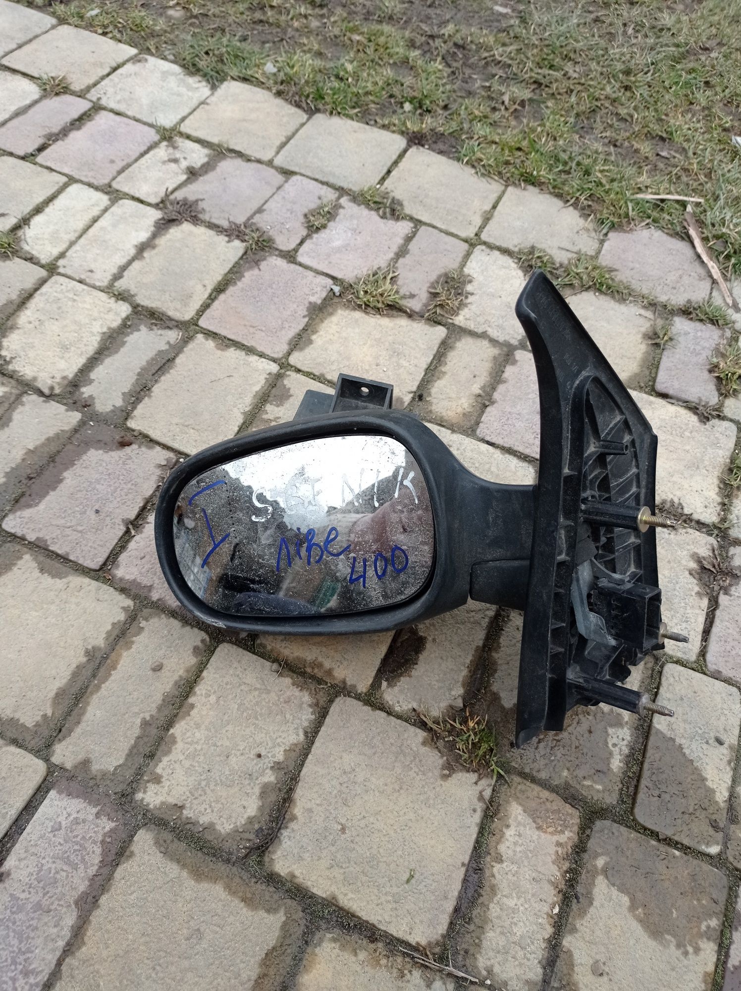 Бувші у використанні зеркала, воздухозабірник.