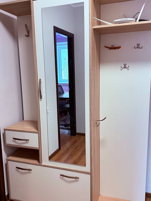 Шафа у прихожу з дзеркалом