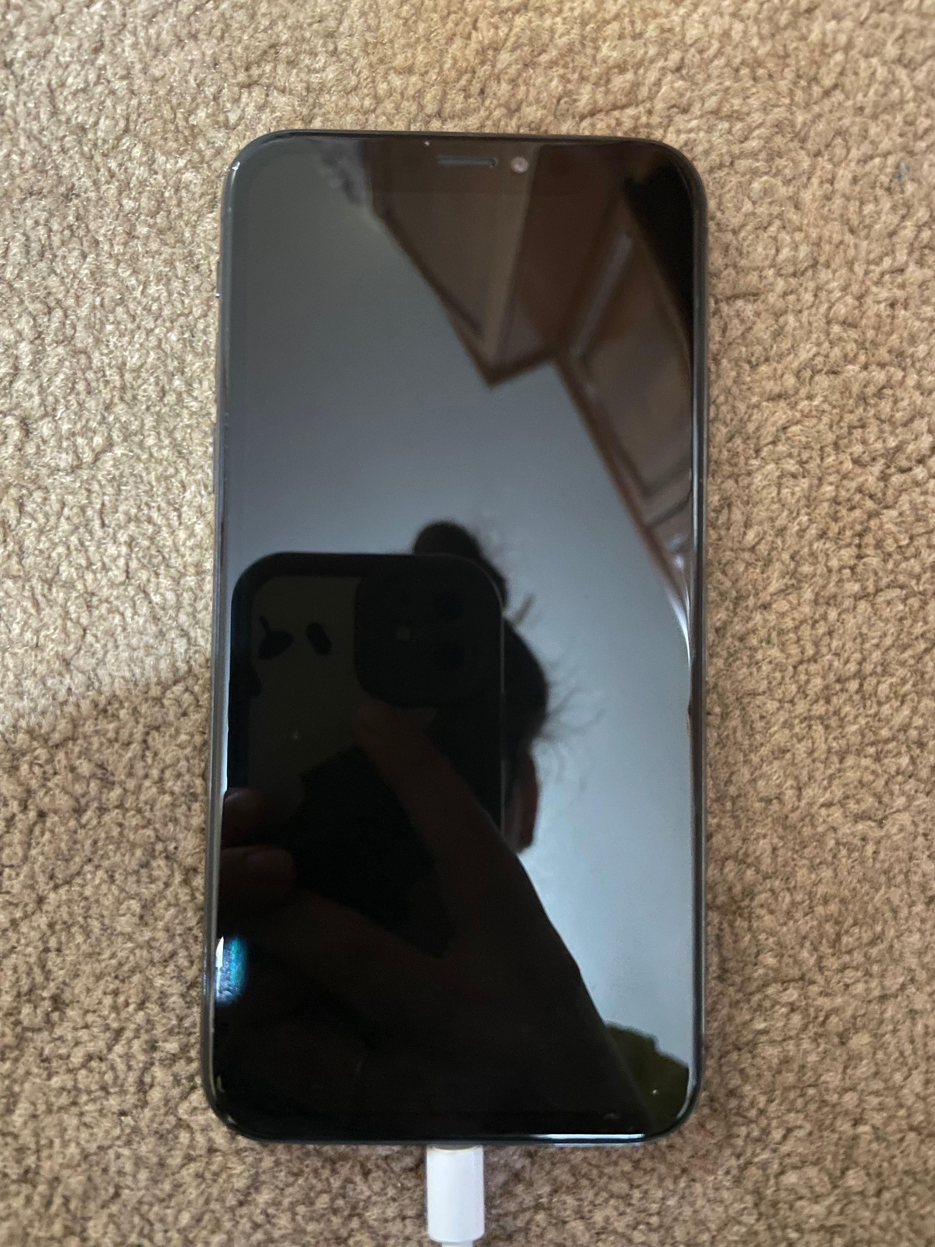 Телефон iPhone X 64 GB