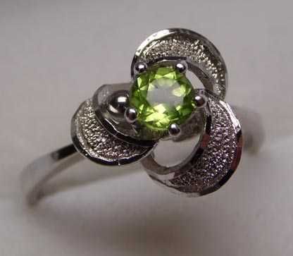 Srebrny pierścionek diamentowana kopułka oliwin  R.16.