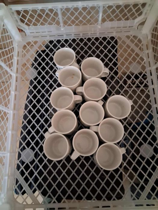 Conjunto de chávenas antigas de café em bom estado. 5€ Apenas