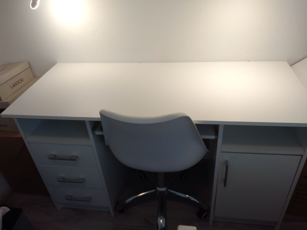 Białe biurko dla nastolatka dla dziecka dla dorosłego
