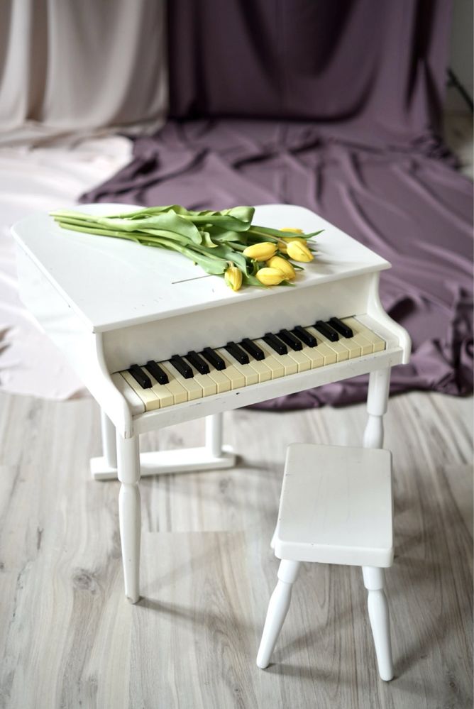 białe pianino dziecięce