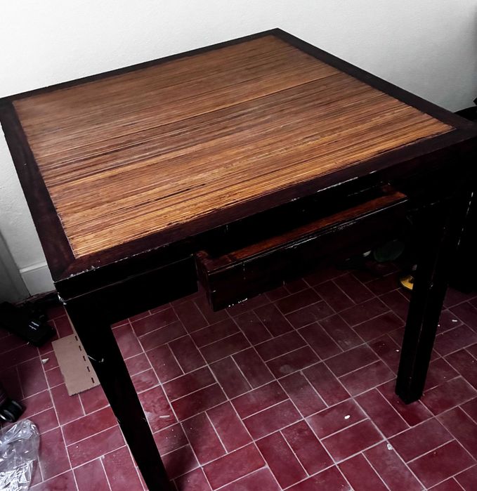 Mesa de madeira macica 75cm x 75cm com gaveita