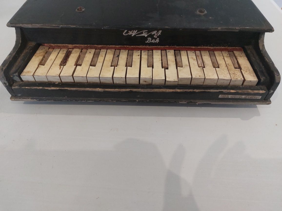 Stary zabawkowy fortepian.