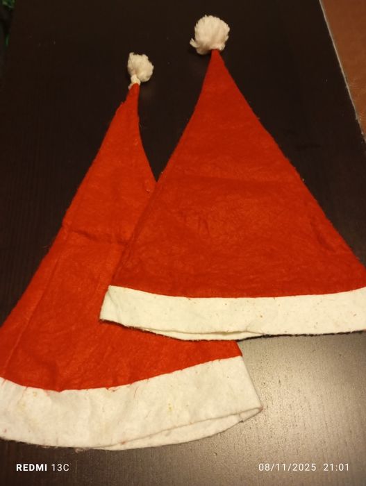 Gorros de natal e base para árvore