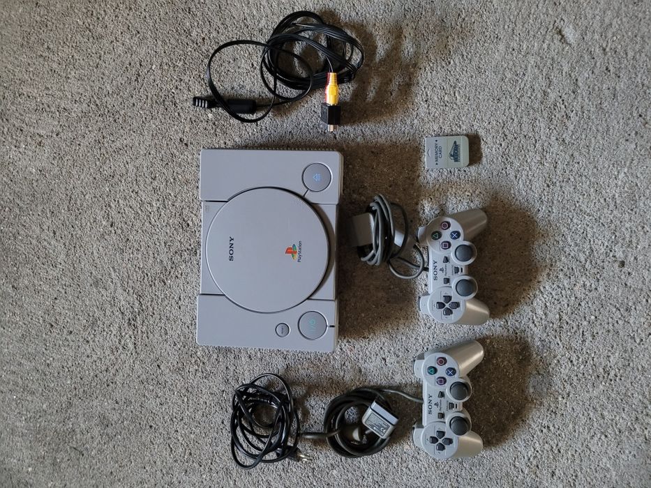 Playstation 1 com dois comandos