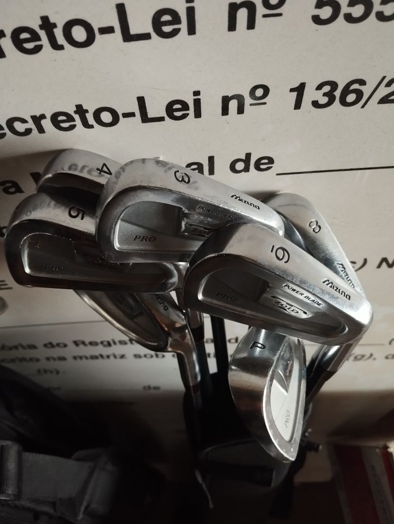 Vendo dois sacos de golfe novos um esta completo