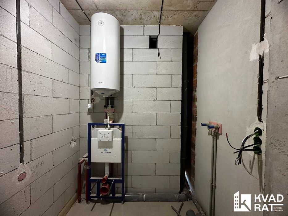 Здана двокімнатна квартира з чорновим ремонтом.