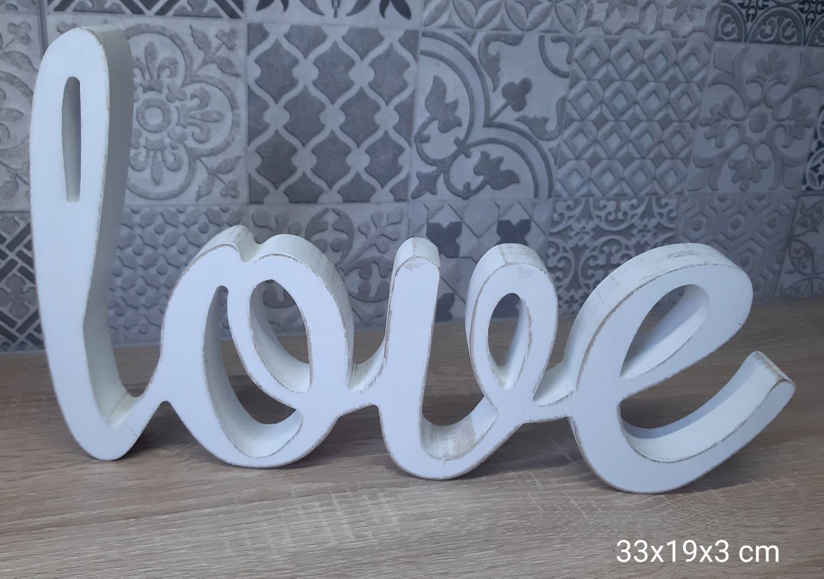 Drewniany napis "love"