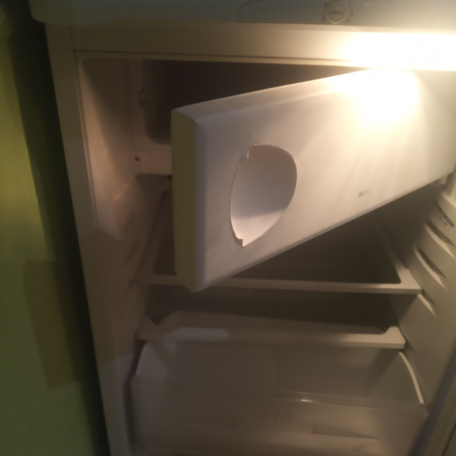 mała lodówka INDESIT z zamrażarnikiem