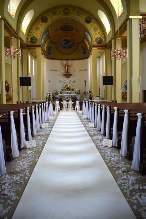 Dekoracje ślubne, dekoracje kościoła, biały dywan, świeczniki, klęczni