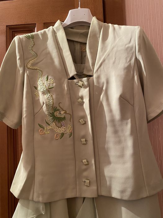 Костюм с вышивкой