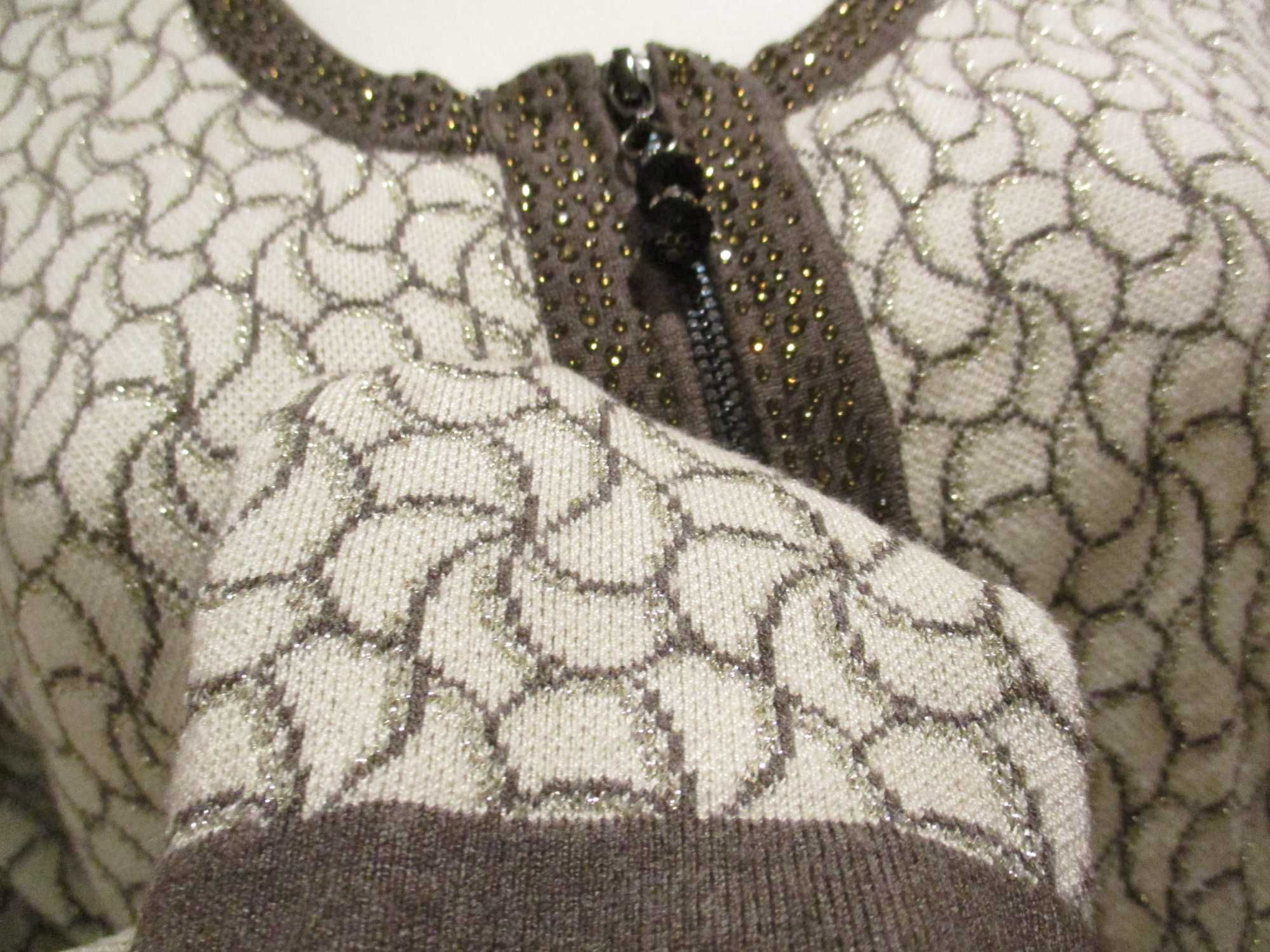 Sweter zapinany na suwak.