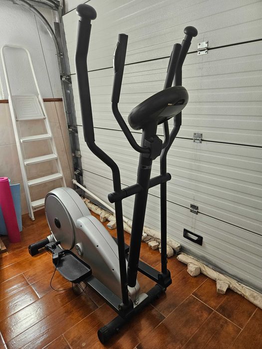 Bicicleta elíptica modelo v750 da marca DOMYOS da Decathlon