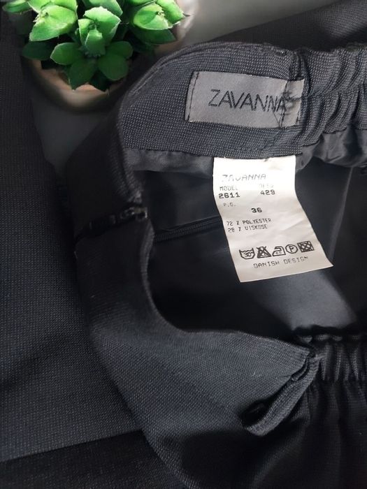 Czarna elegancka spódnica z zakładkami midi biurowa wyjściowa casual