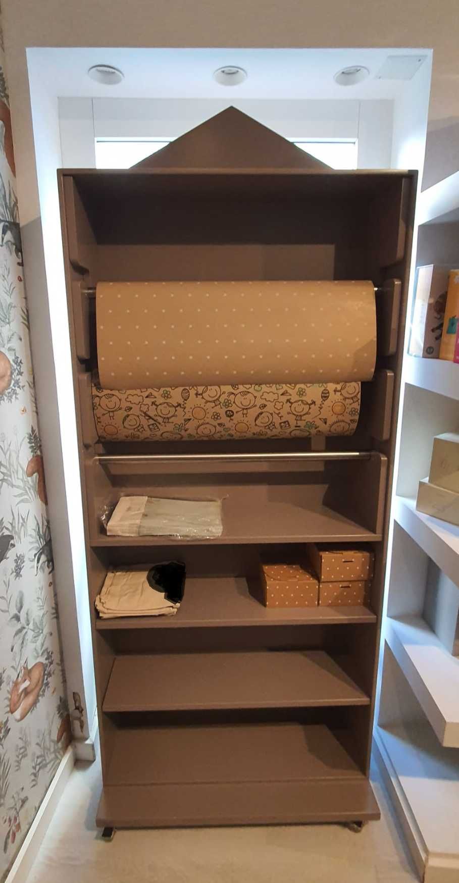 Estante "Casinha"  - exposição e suporte de papel de embrulho