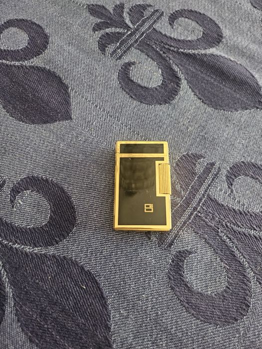 Isqueiro dourado preto  WIN