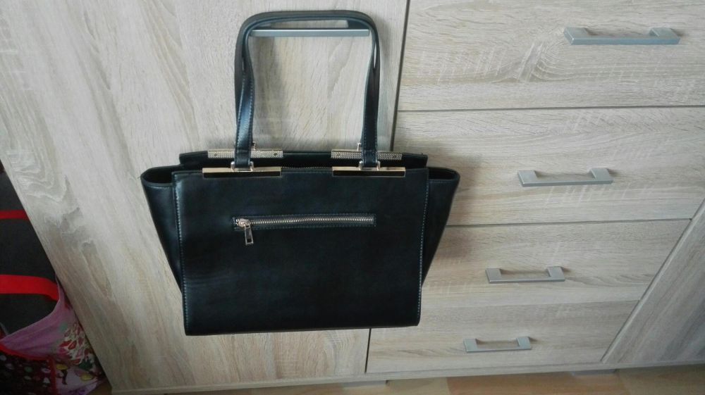 Czarna elegancka torba Mohito ze zlotymi elementami jak nowa