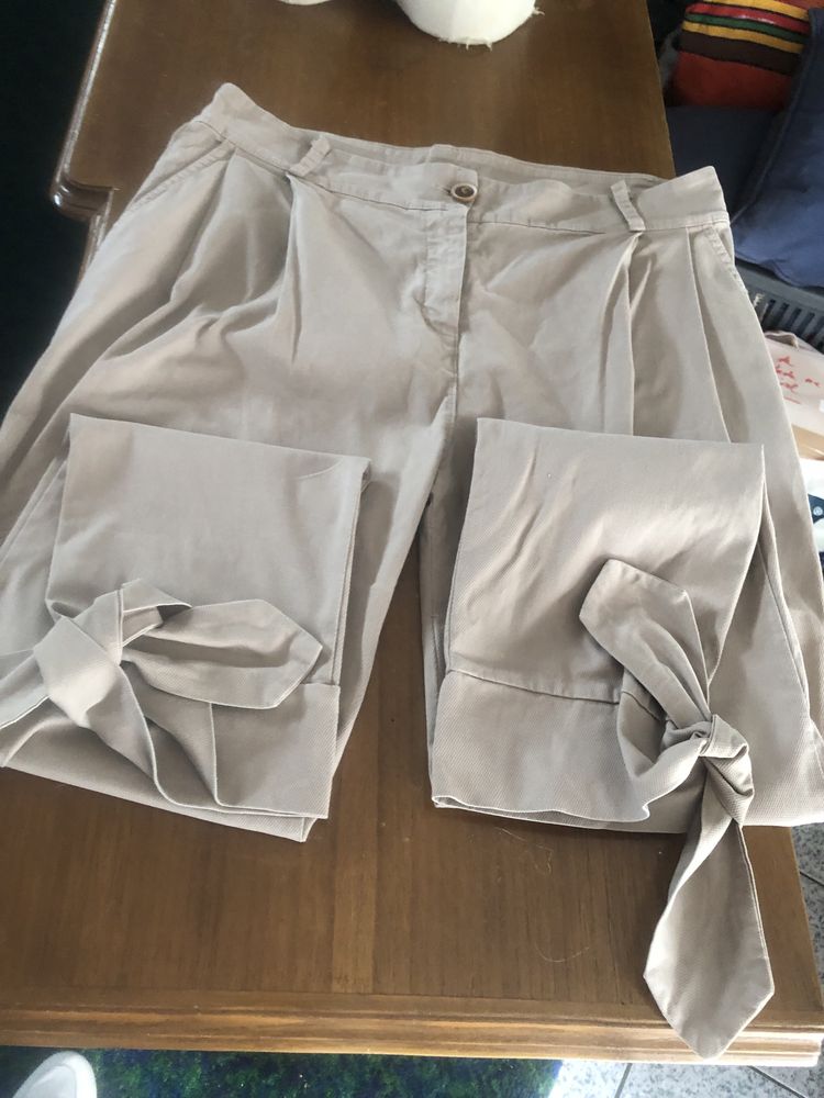 Calca de cor creme moderna com laco na bainha