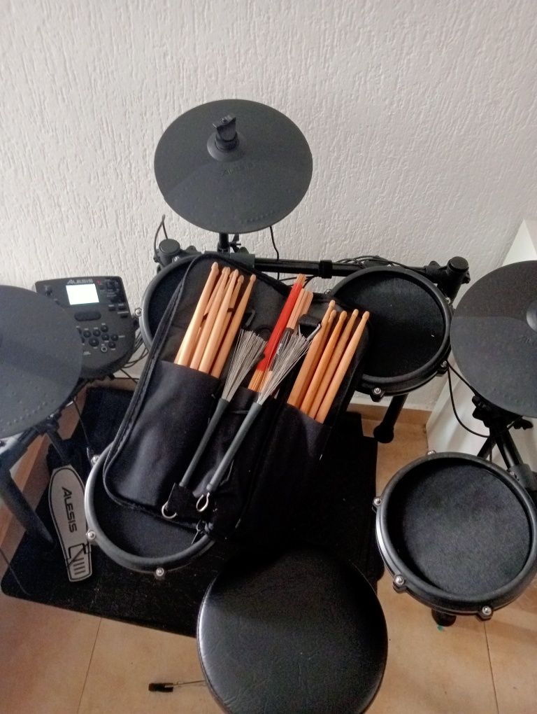 Bateria Alesis Nitro Mesh