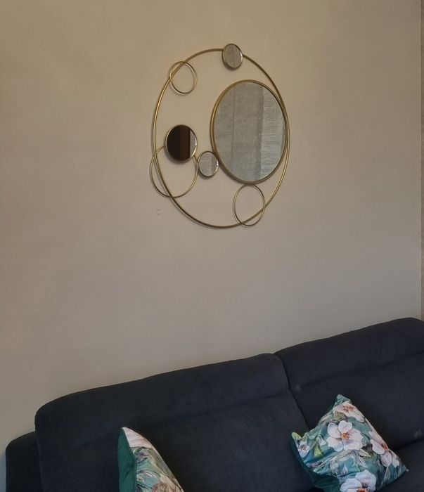 Lustro Domadorio, dekoracja ściany