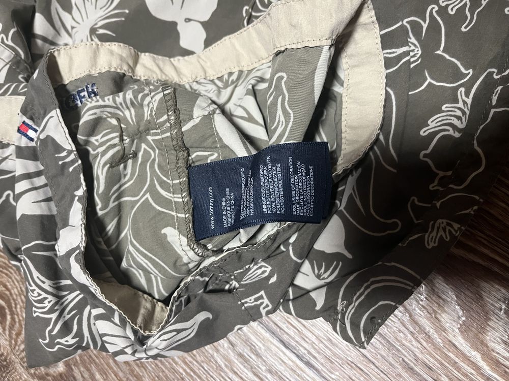 TOMMY HILFIGER. Цветочные гавайские шорты.