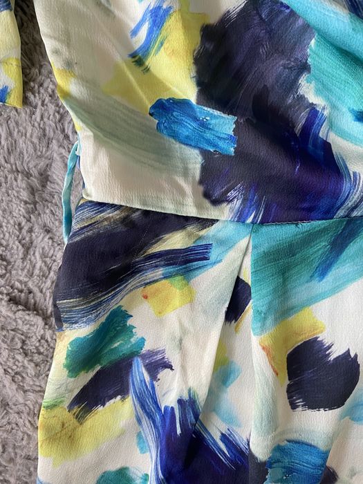 Wzorzysty, elegancki kombinezon z dlugimi nogawkami na jedno ramie