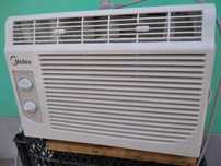 Кондиционер MIDEA MWH-05CMN1 - оконный.  Два кондиционера продаю.