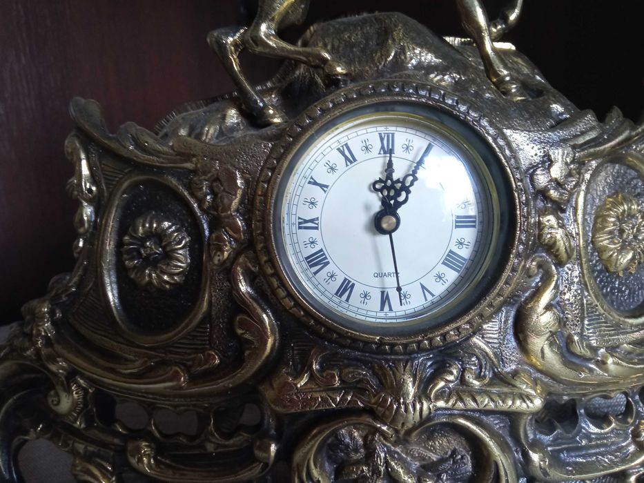 Mosiężny zegar stołowy z figurą polującej kobiety