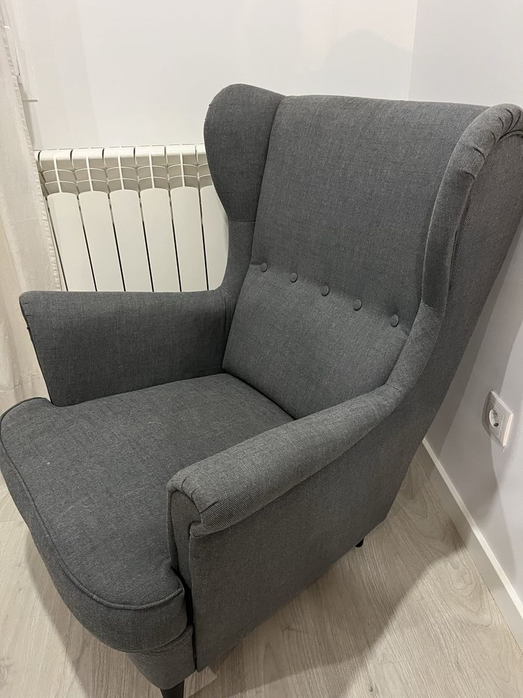 Poltrona cinzenta (ikea)