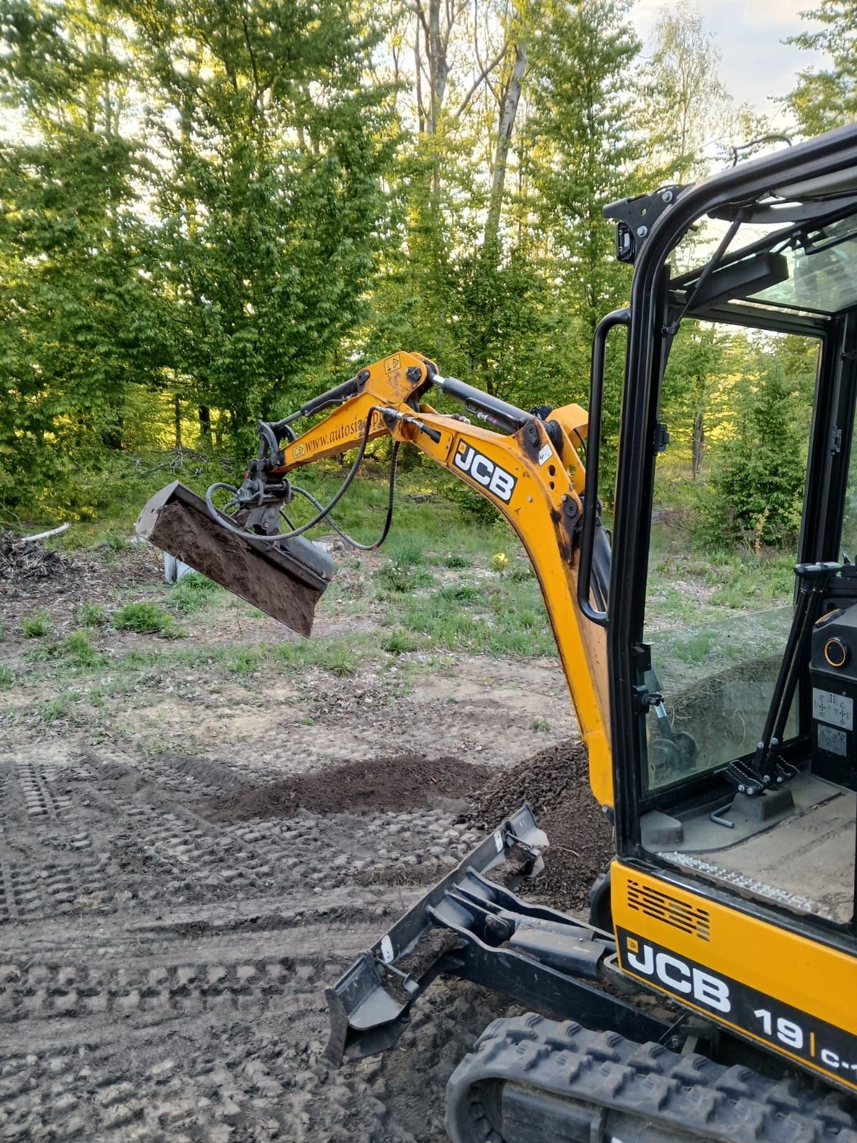 Minikoparka jcb 19c1,przesiewacz do ziemi chwytak hydrauliczny
