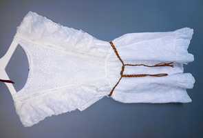 Biała sukienka z paskiem koronka boho style