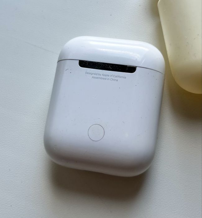 Зарядний кейс навушників AirPods 2 (оригінал) i три чохла