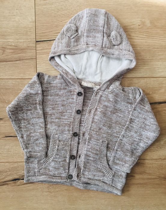 Beżowy dzianinowy sweter z kapturem r. 80