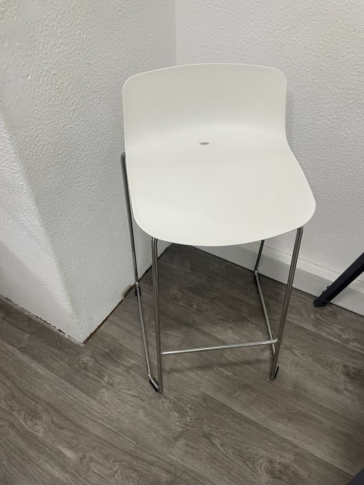 Mesa alta com dois bancos altos brancos