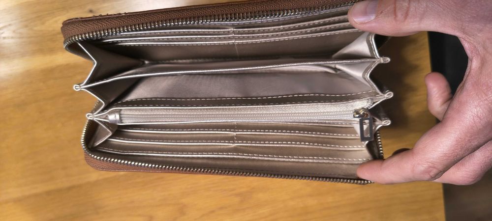 Portfel Guess brązowy, stan - bardzo dobry, na 12 kart, dużo przegród